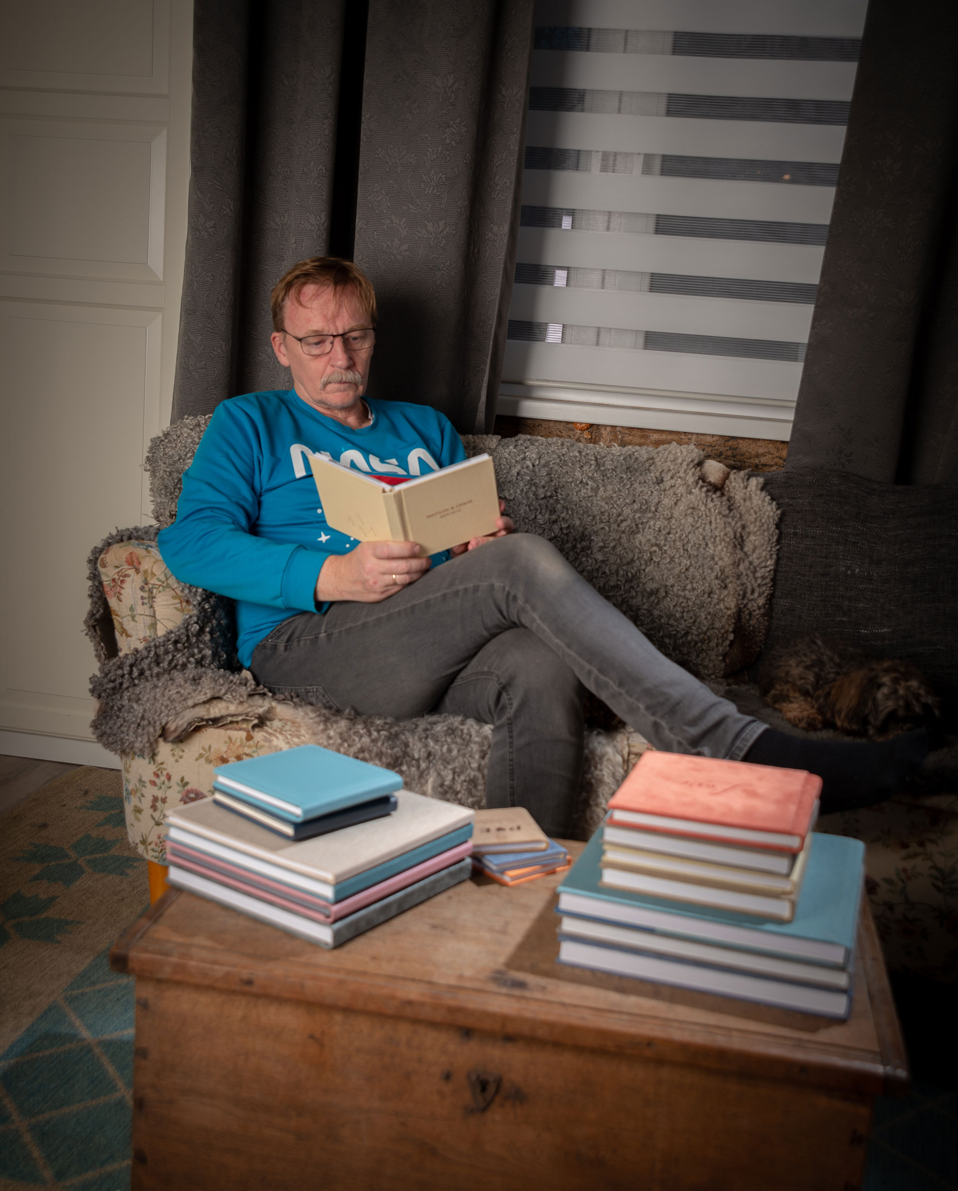 man i soffa tittar i en fotobok