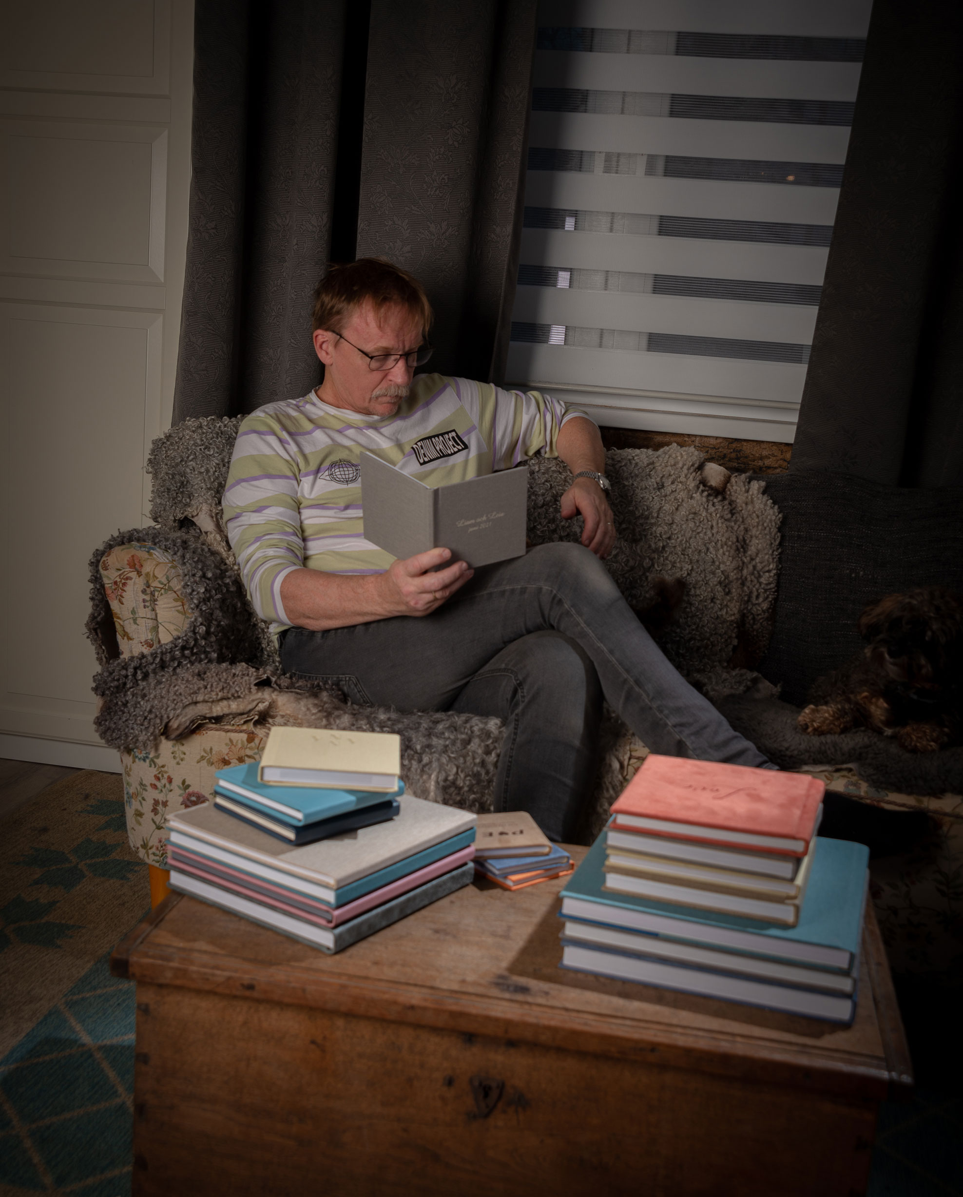 man i soffa tittar i en fotobok