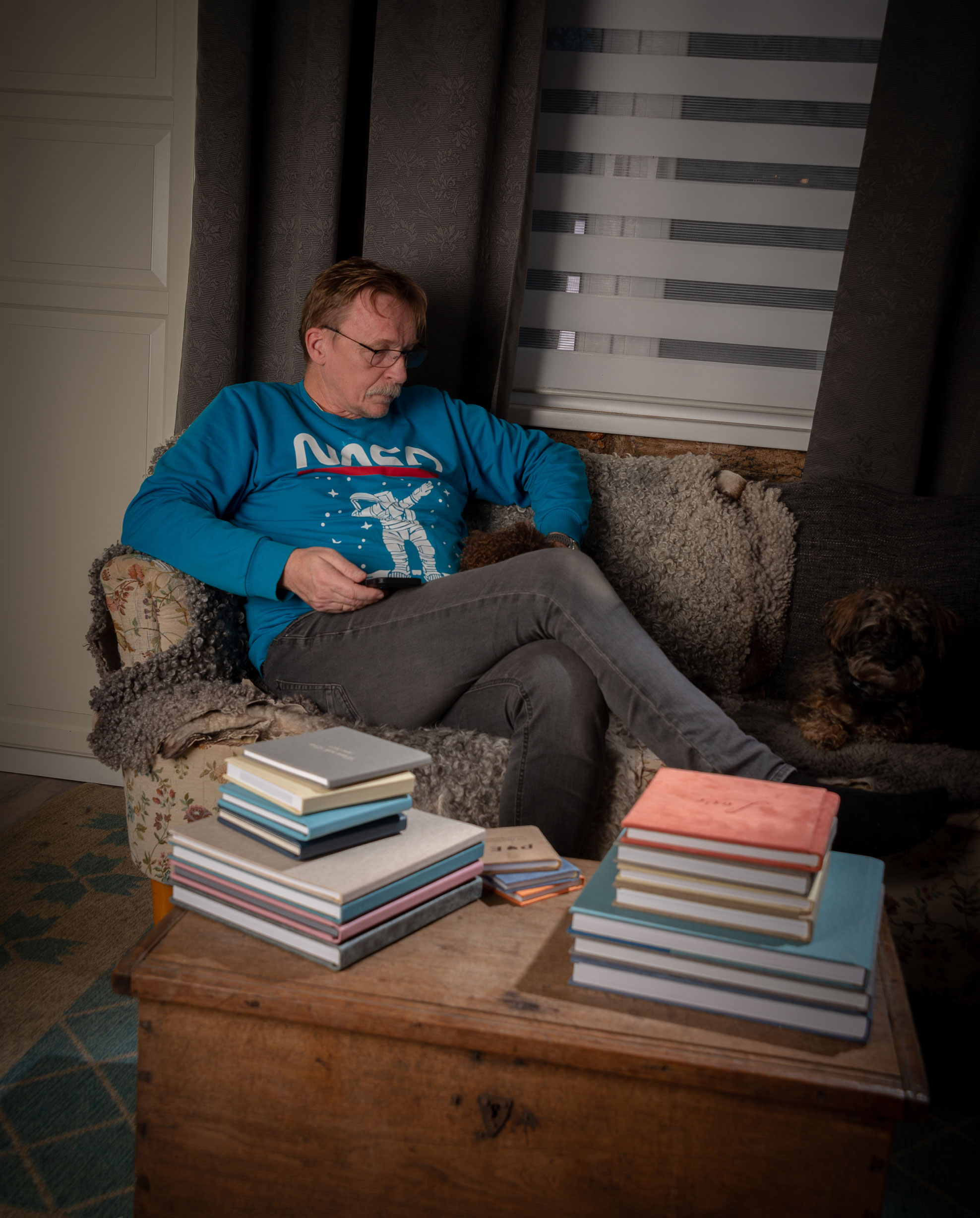 man i soffa tittar i en fotobok