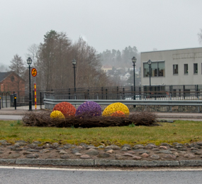 I rondellen på infarten till Bengtsfors ligger stora ägg i ett rede gjort av ris